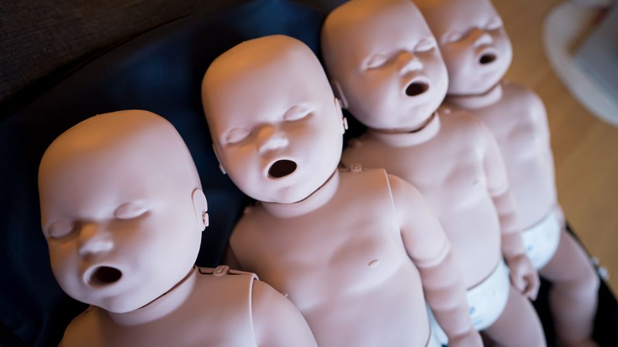 Resuscitační figuríny miminek v řadě
