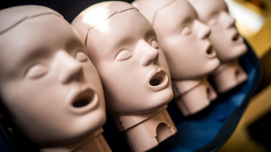 Resuscitační figuríny dětí v řadě