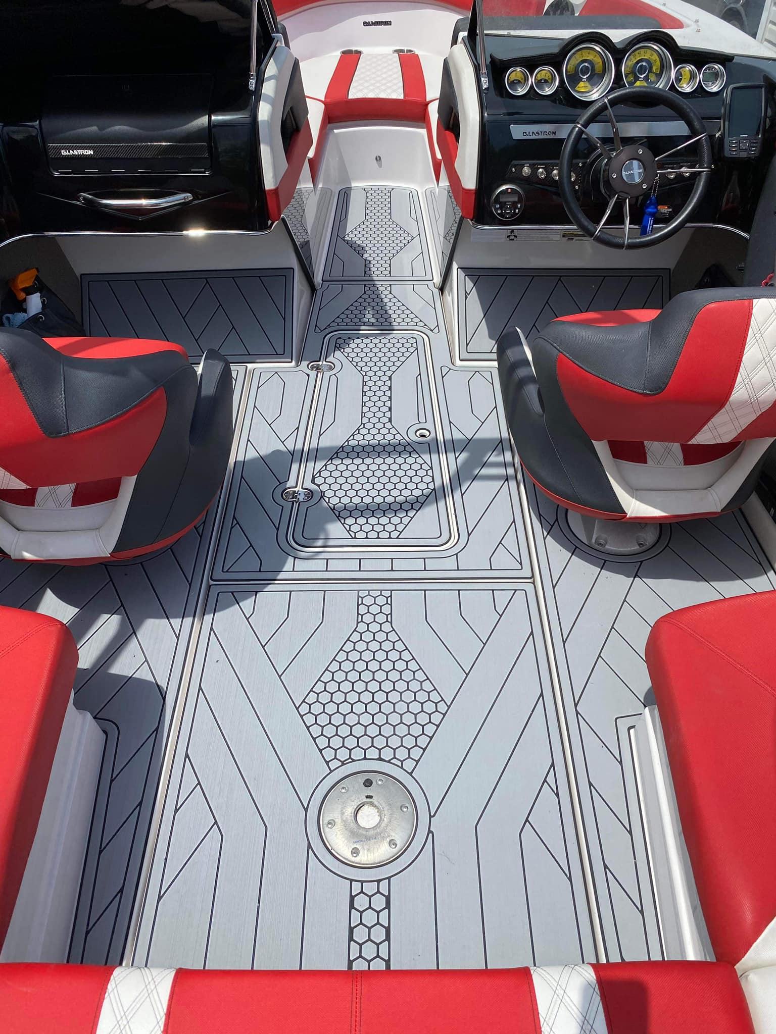Tapis marin SeaDek personnalisé avec logo sur ponton