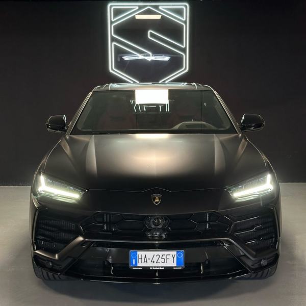 Lamborghini Urus nera