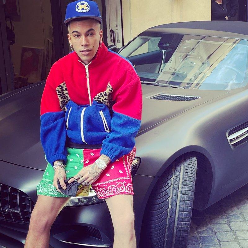 Sfera Ebbasta con un'auto Skylimit