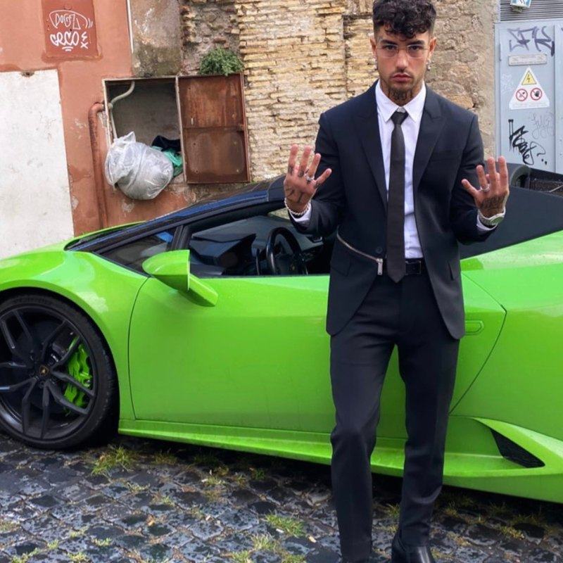 Tony Effe con un'auto Skylimit