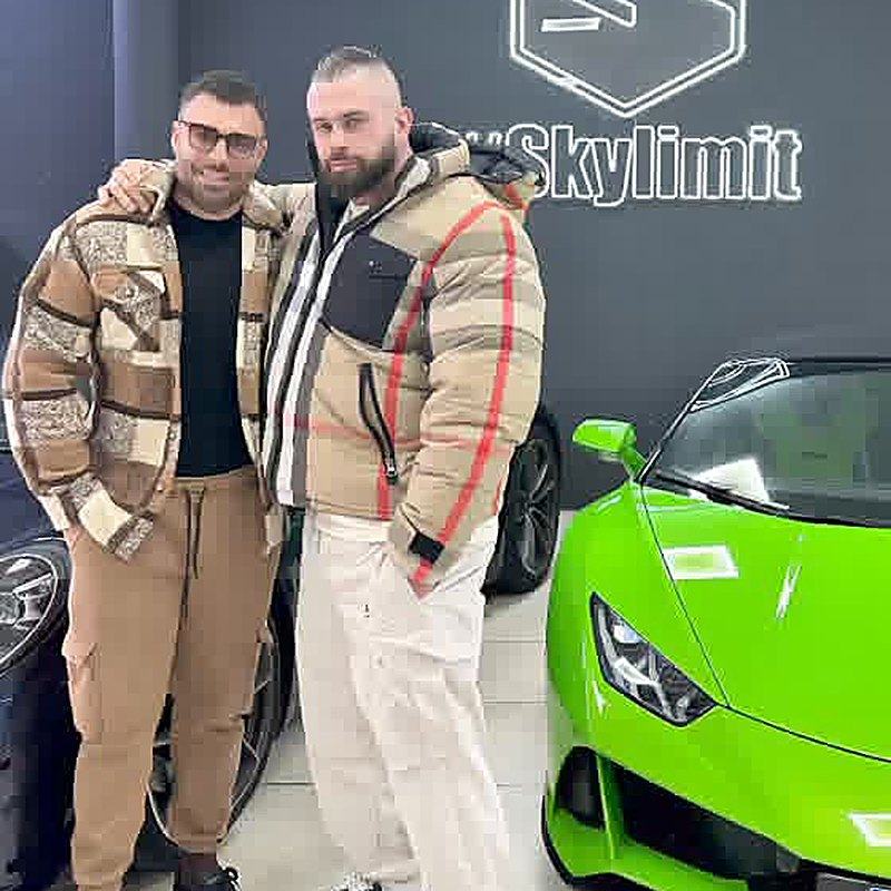 Andrea Presti con un'auto Skylimit
