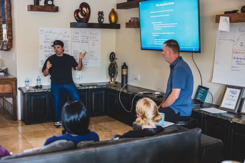 Hands-on mastermind presentation in a living room