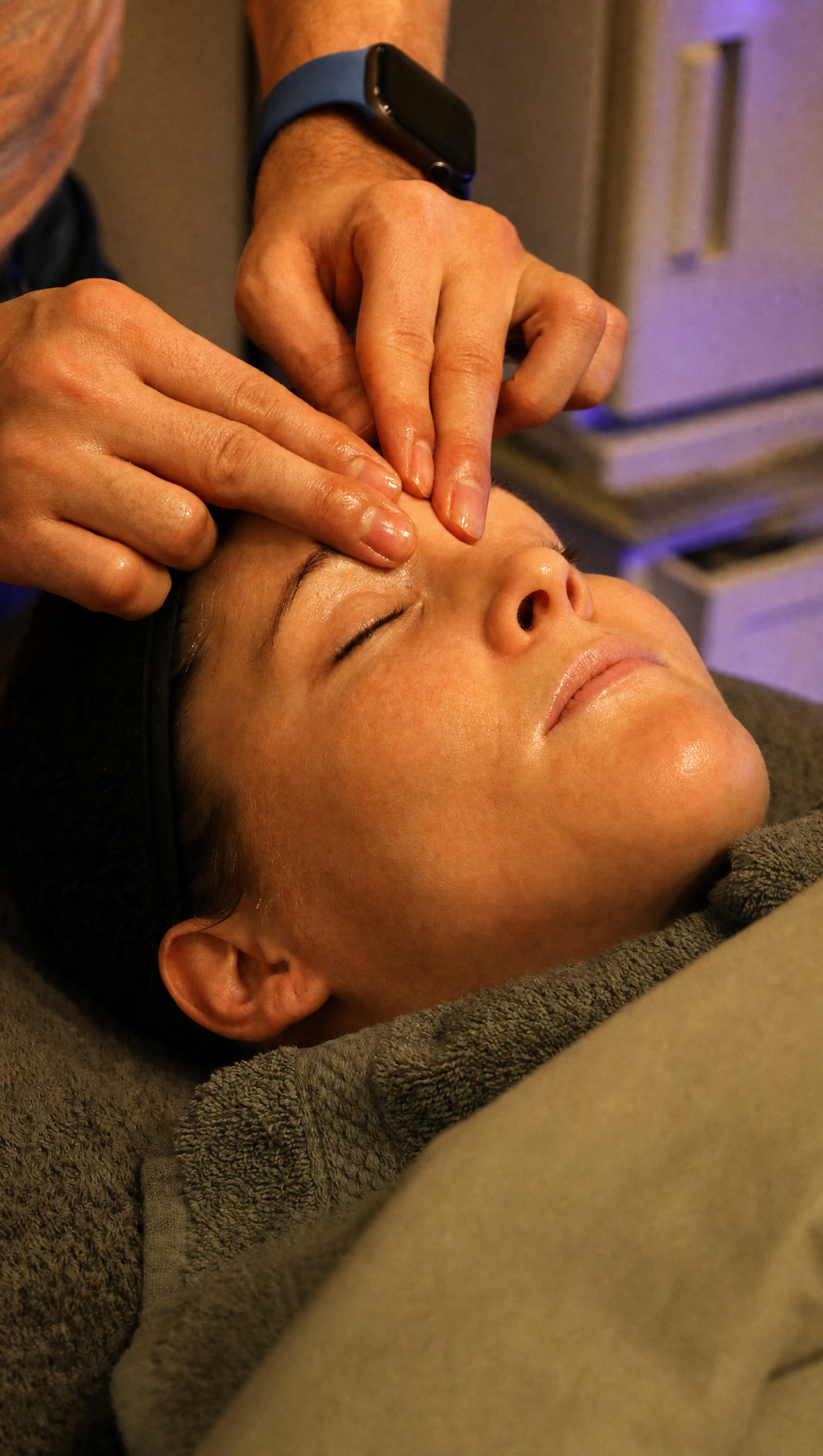 Gezichtsmassage tijdens het HydraFacial Deluxe ritueel bij SieroSanto