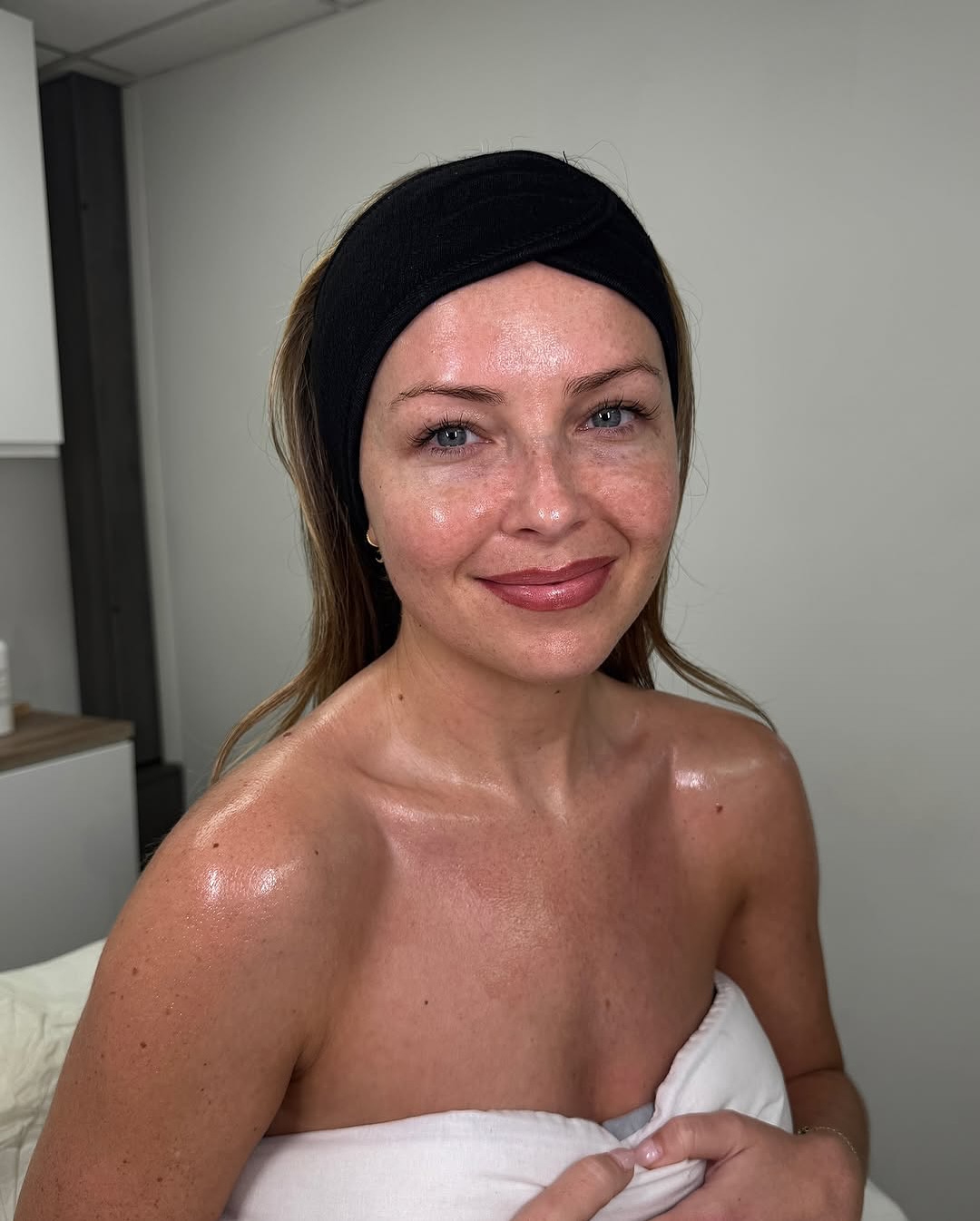 Klant na haar HydraFacial Deluxe ritueel bij SieroSanto in Ieper