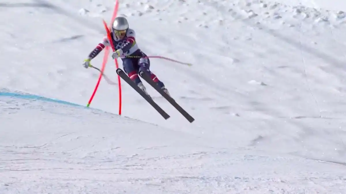 Linsey Vonn catches ski gate