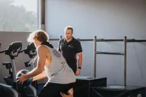  Physiotherapist helps patient with knee rehabilitation exercises for ACL injury recovery.