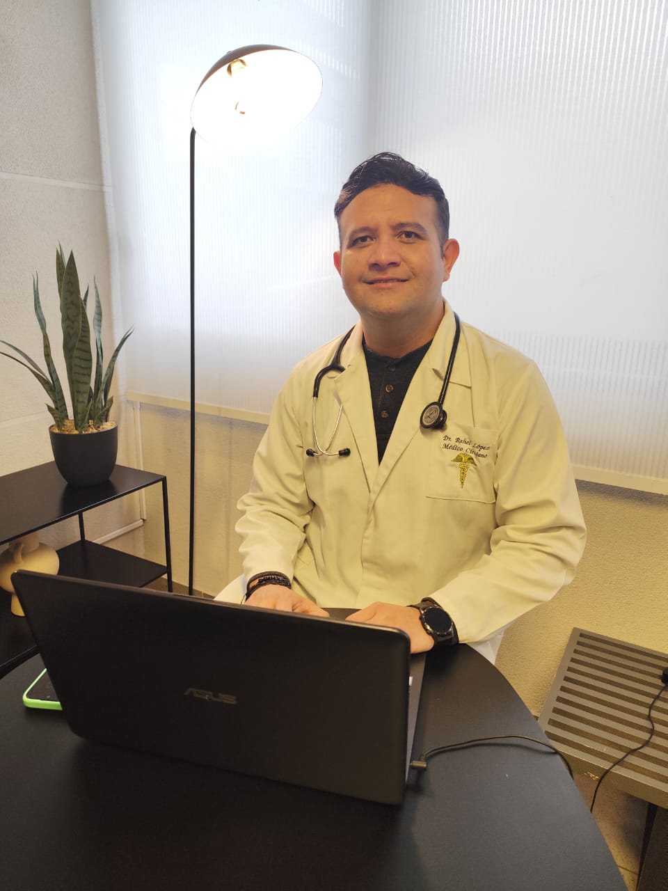 Médico de Bienestar atendiendo una consulta en línea