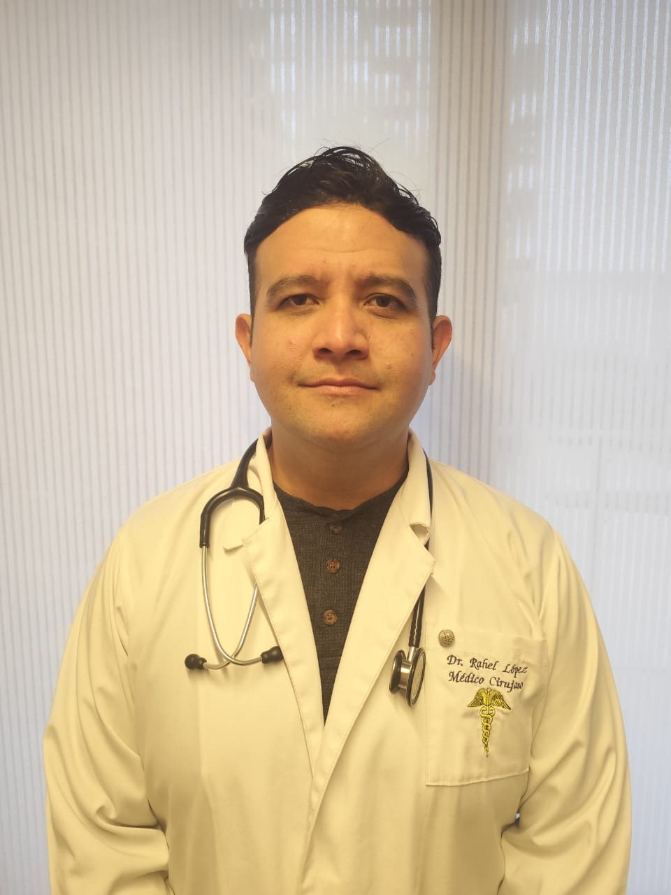 Médico de Bienestar a Domicilio sonriendo