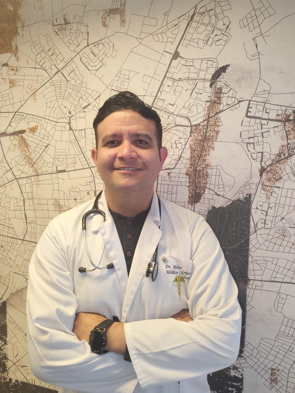 Médico de Bienestar a Domicilio con delantal blanco y estetoscopio