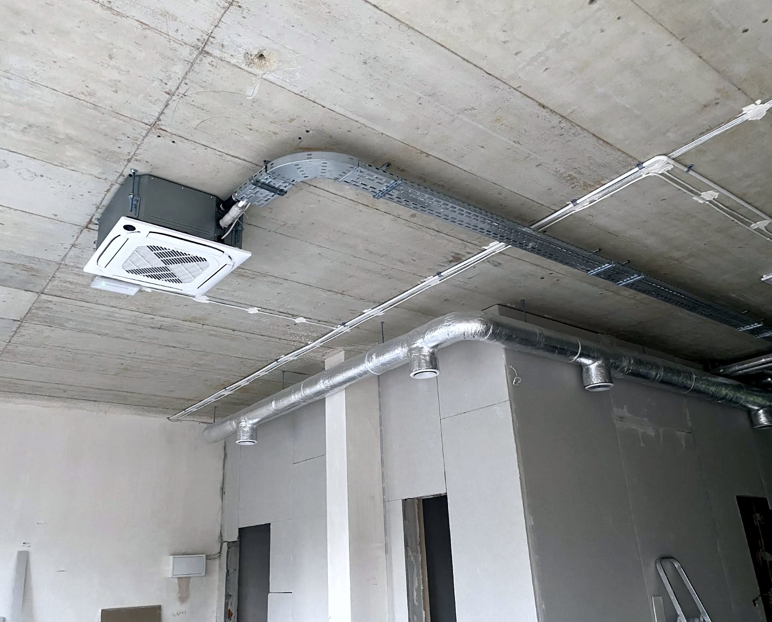 Klimatyzator kasetonowy pod sufitem lokalu usługowego