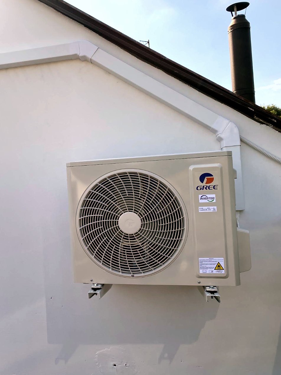 Jednostka zewnętrzna Gree Inverter na ścianie budynku