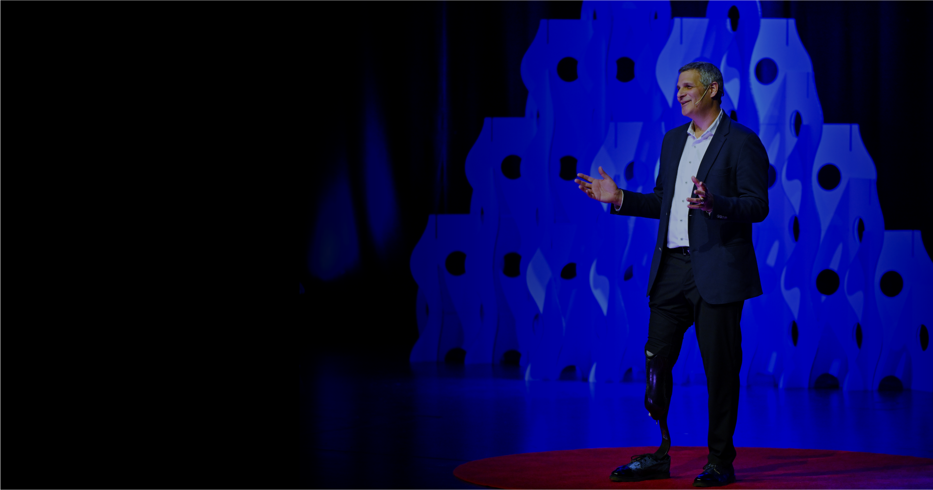 Erez Avramov on stage