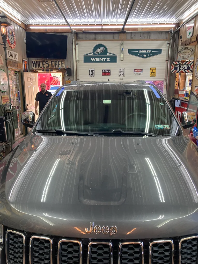 Jeep pulled into the bay at Site Auto Glass Co. for windshield service
