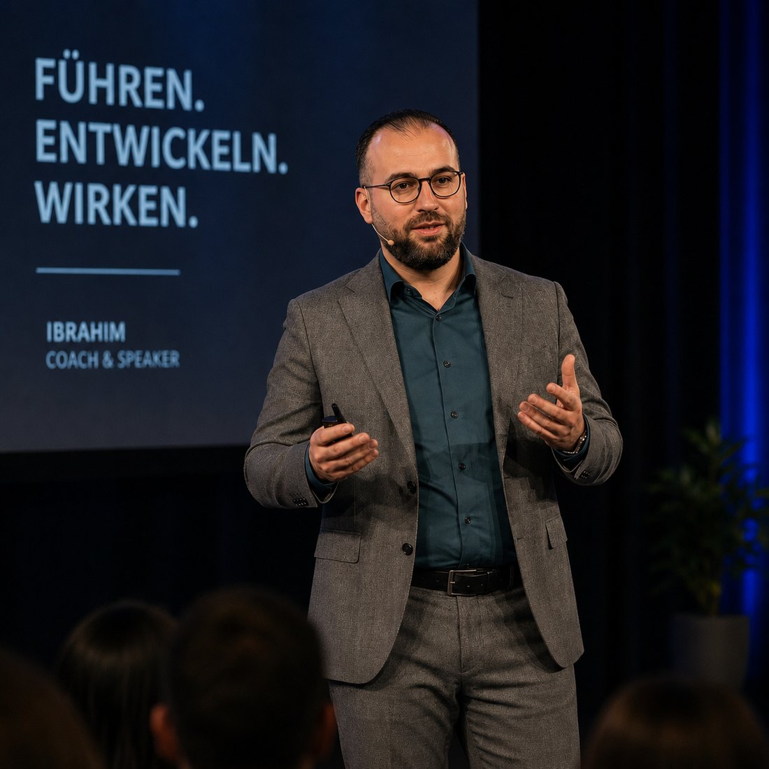 Ibrahim, Coach und Speaker, auf der Bühne