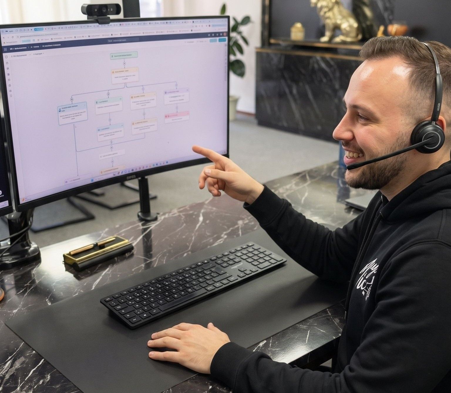 Julian Helbig mit Headset zeigt einen KI-Automatisierungs-Flow am Bildschirm
