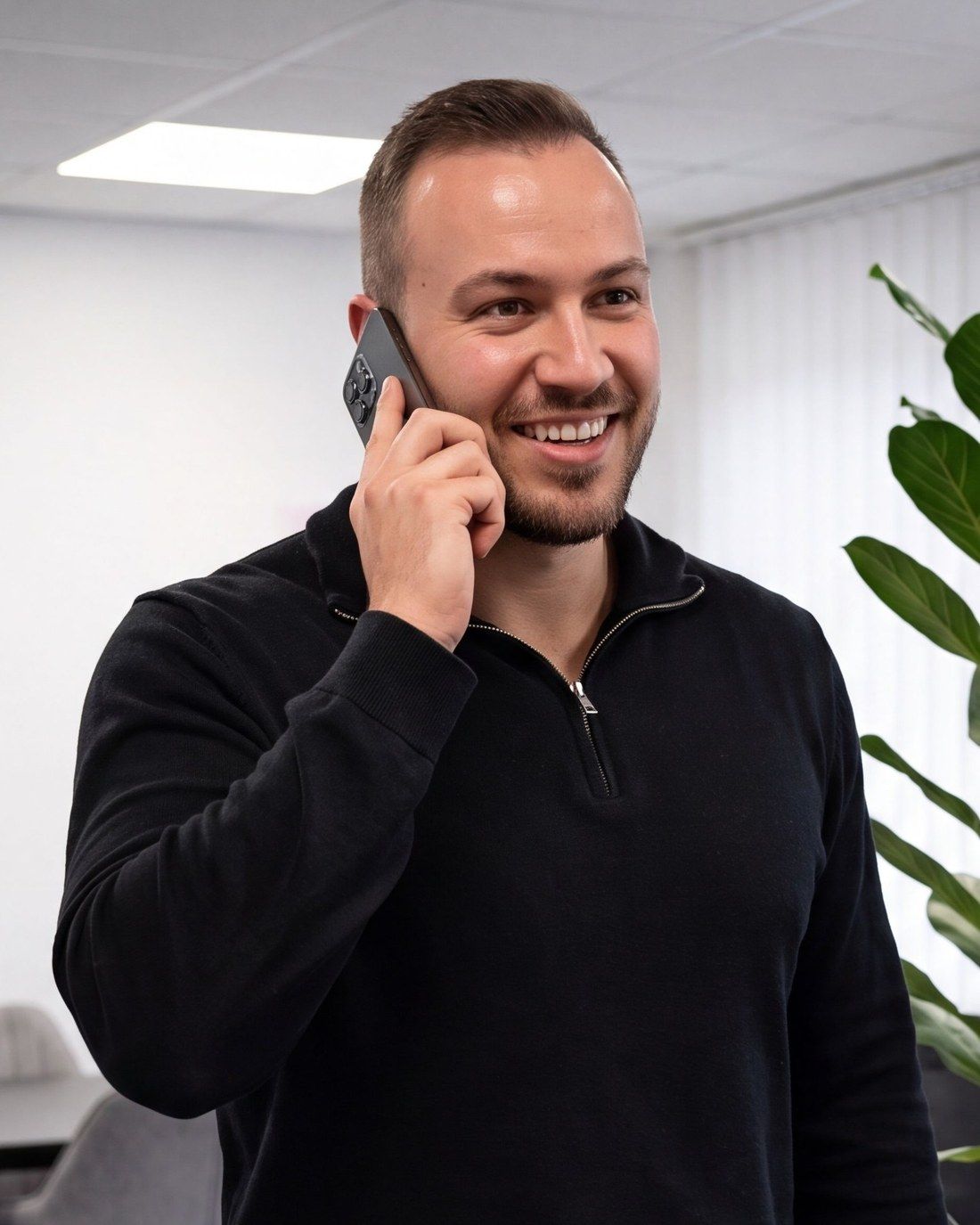 Julian Helbig, Gründer von Helbig eCom Solutions, am Telefon im Büro