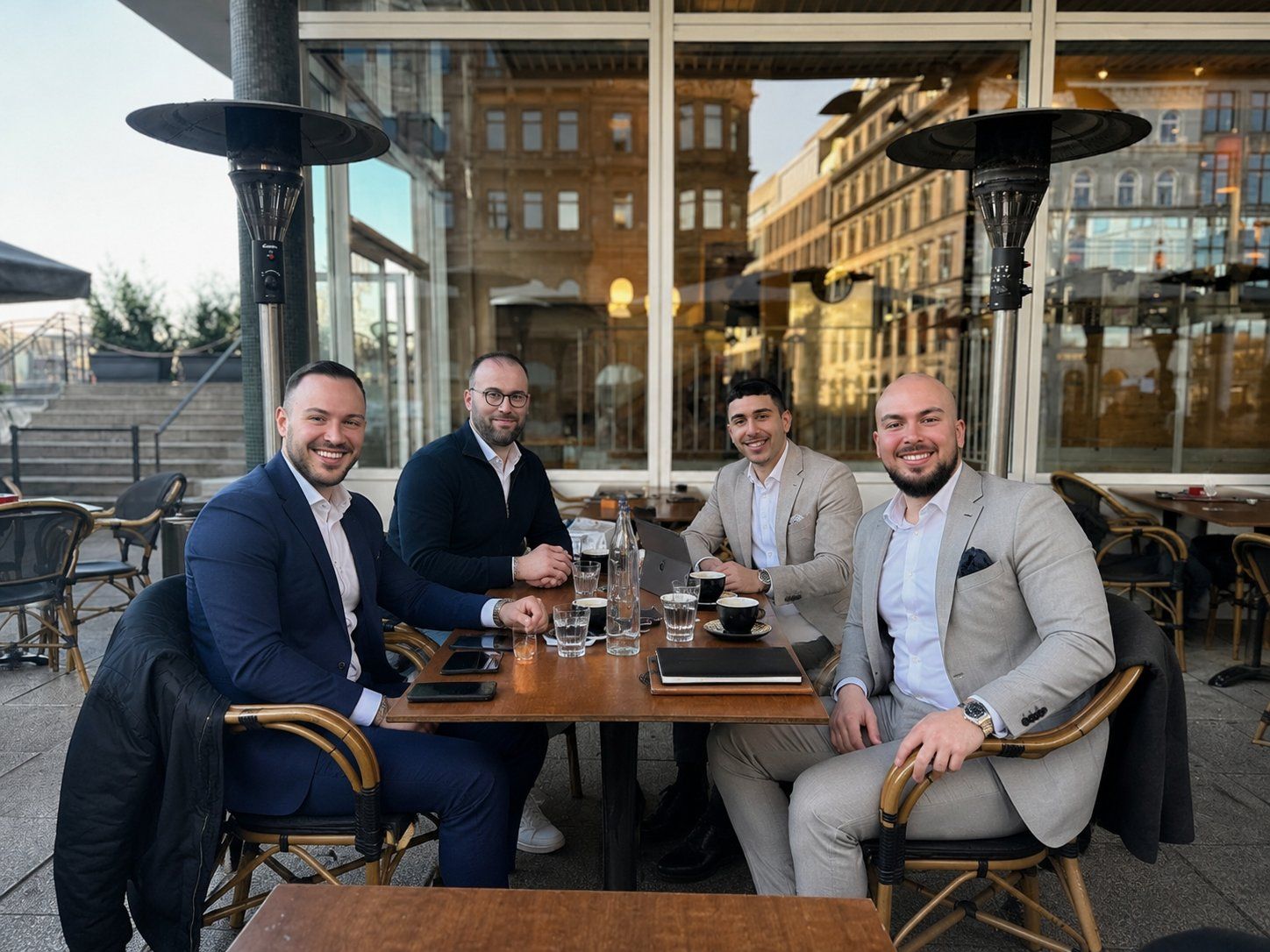 Julian Helbig mit seinen Klienten Ibrahim, Pascal und Ali bei einem Treffen in Hamburg