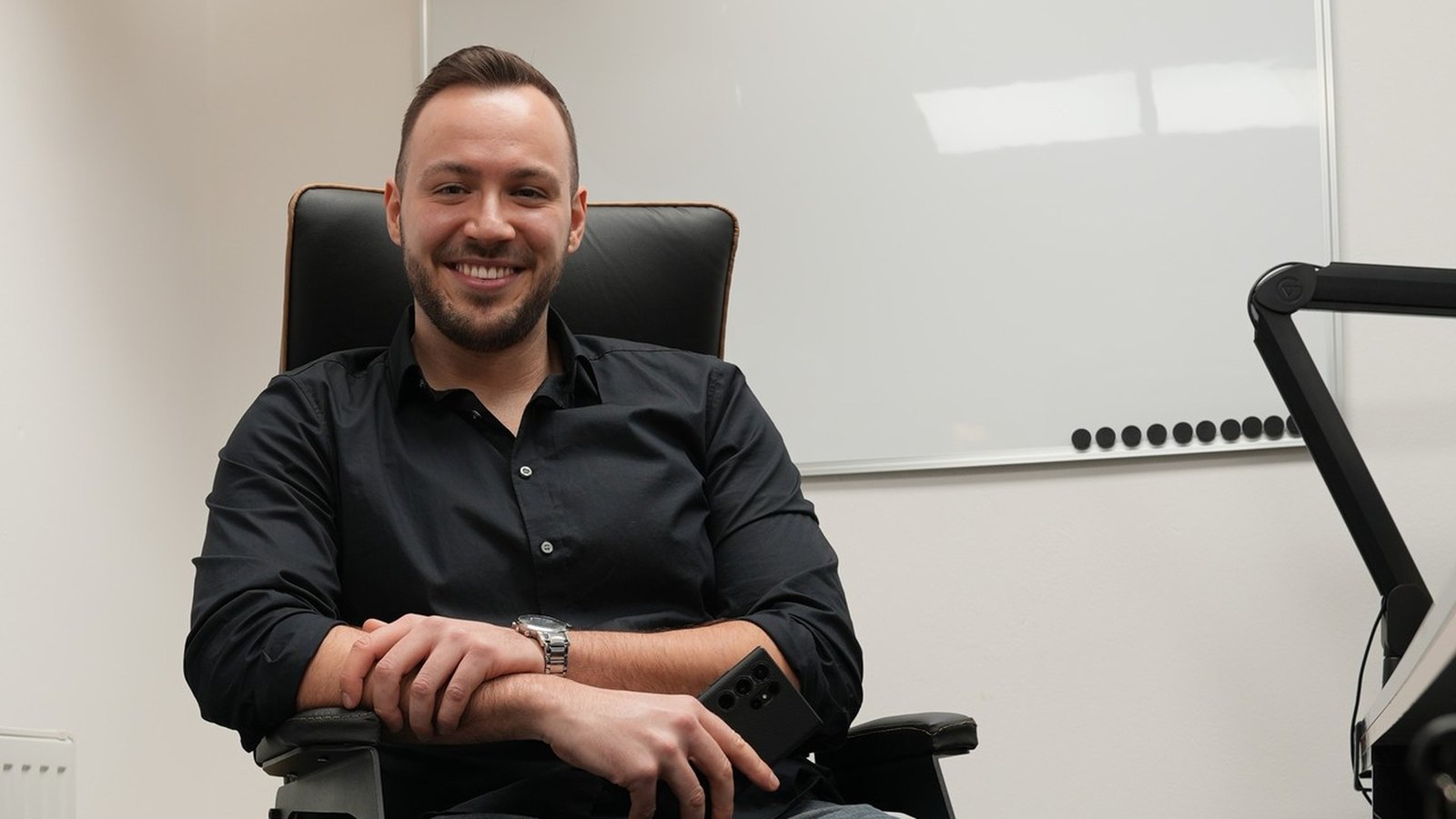 Julian Helbig im Büro, Gründer von Helbig eCom Solutions