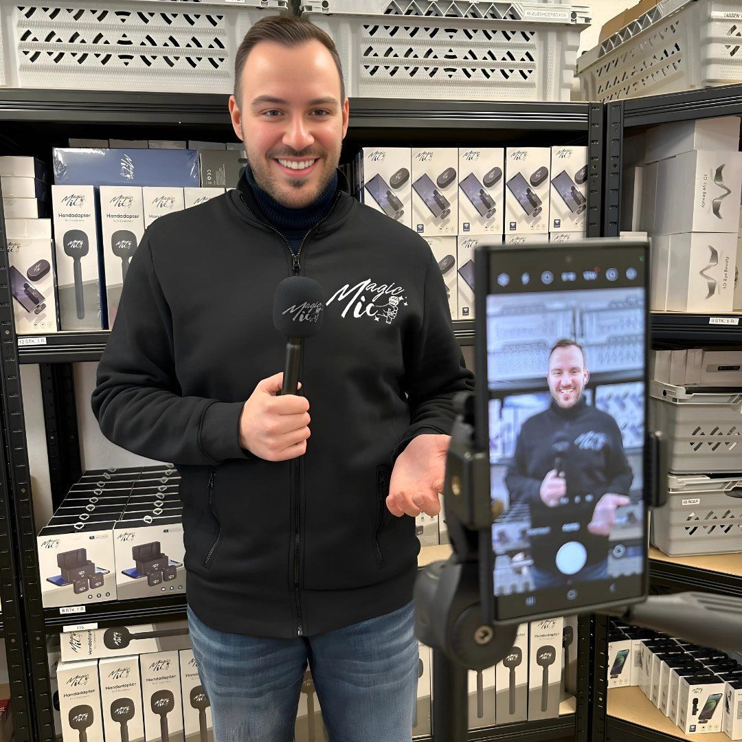 Julian Helbig beim Filmen mit dem eigenen MagicMic-Mikrofon im Lager