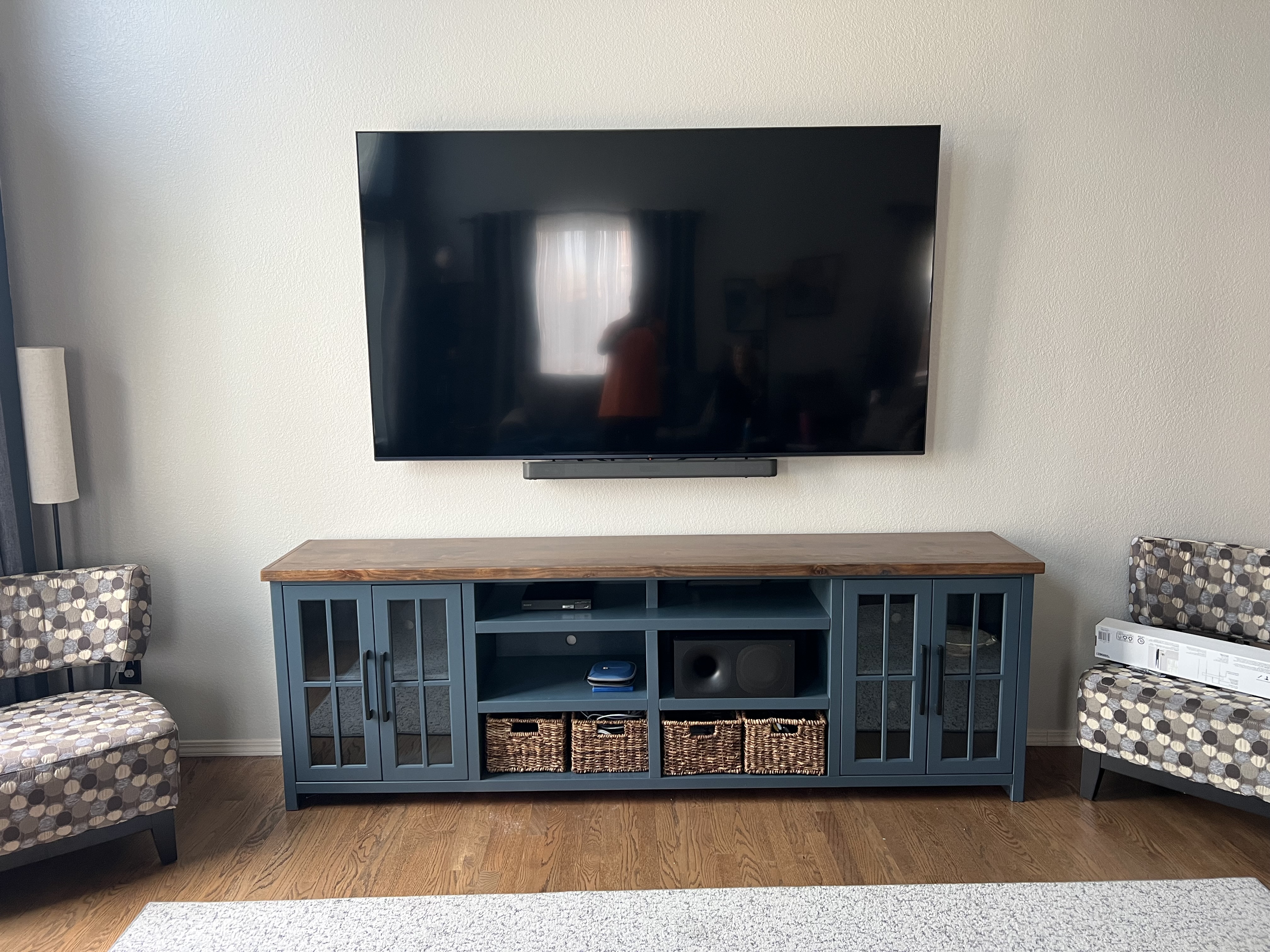 TV and soundbar installation with concealed cables by I Hang Flat Screens