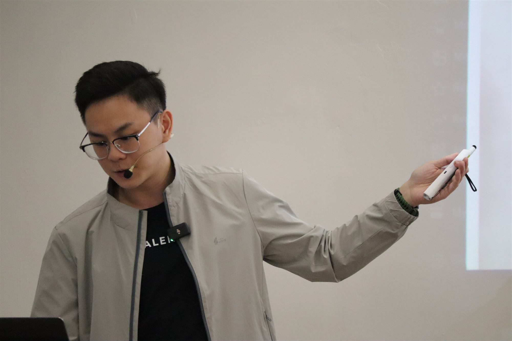 Ethan Foo presenting a digital marketing workshop