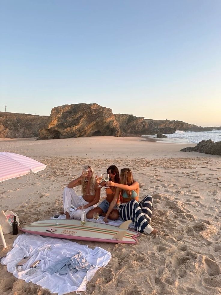 Picknick am Strand bei Sonnenuntergang