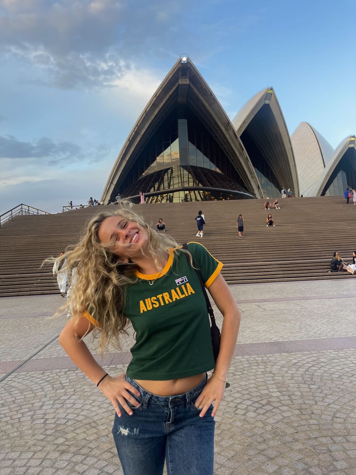 Backpackerin vor dem Opera House in Sydney