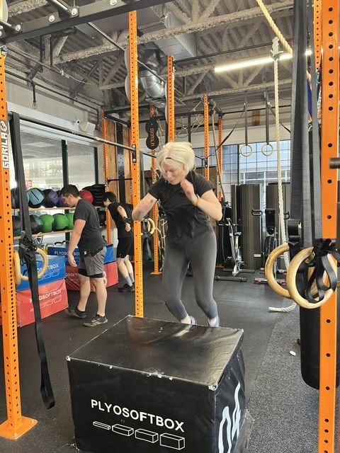 Empower member Shine doing a box jump
