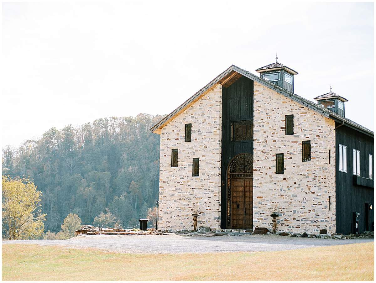 Crooked River Virginia wedding venue picture of barn
