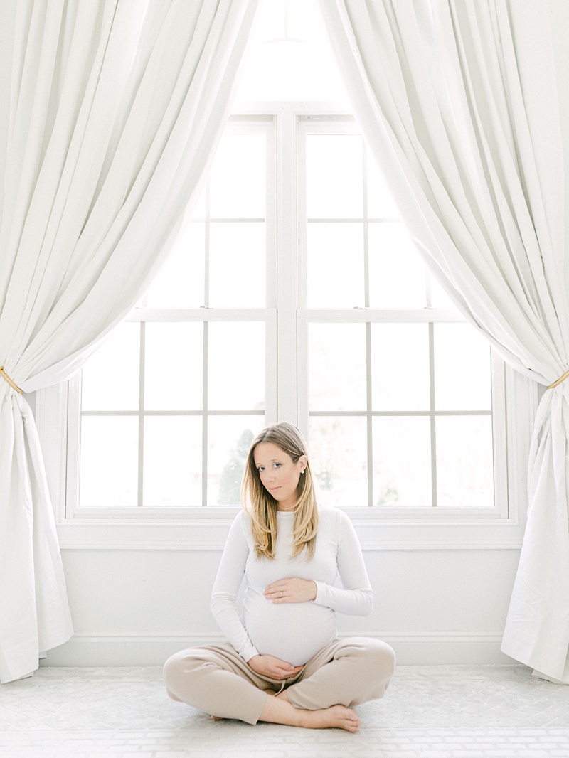 Johnson City TN lifestyle maternity photographer indoor session