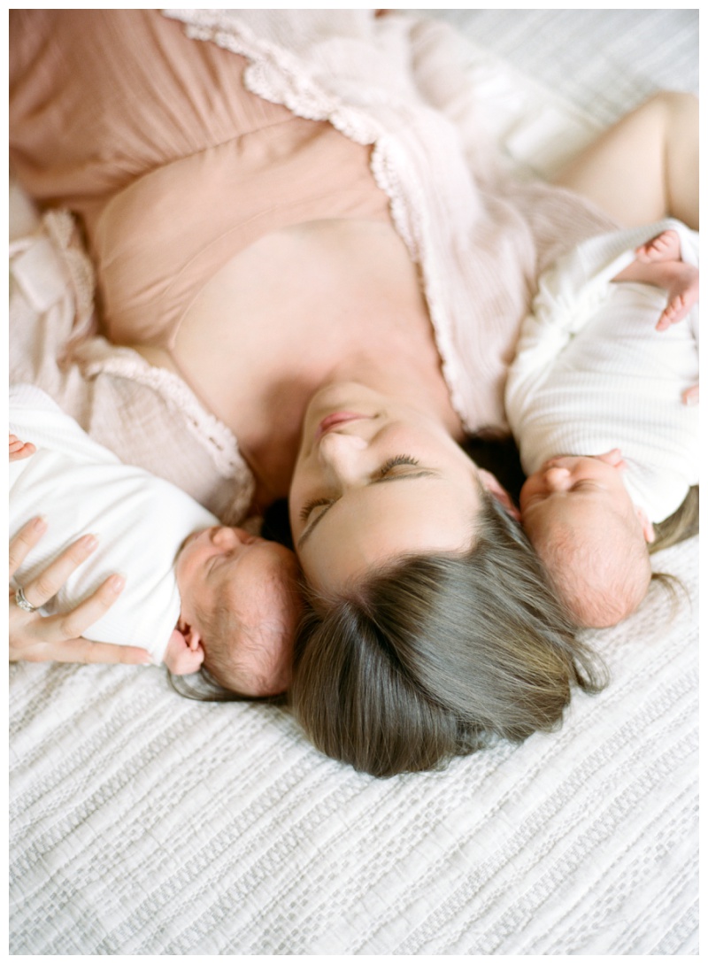 newborn lifestyle photography family cuddles Knoxville