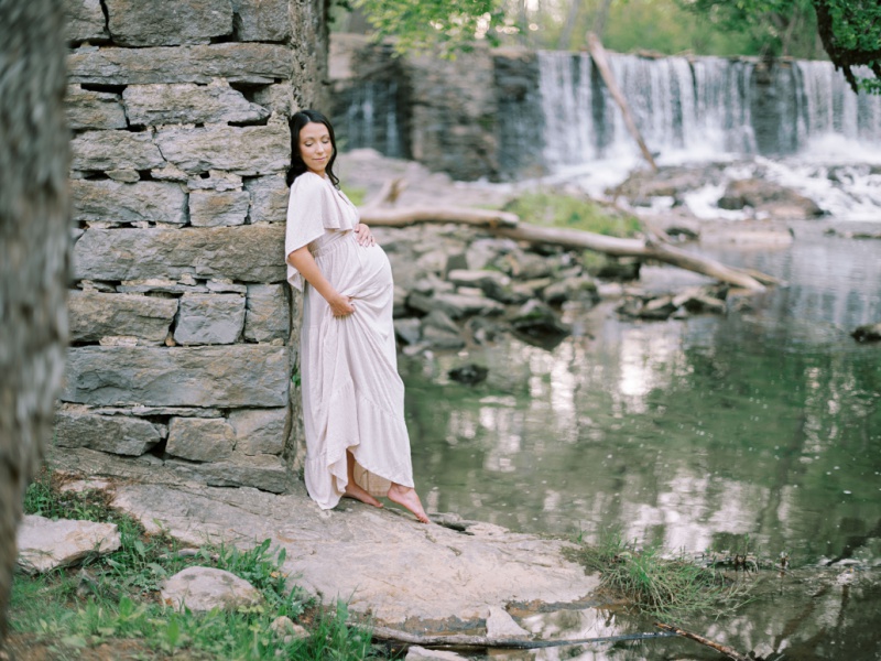 maternity photography Kingsport TN soft and intimate portraits