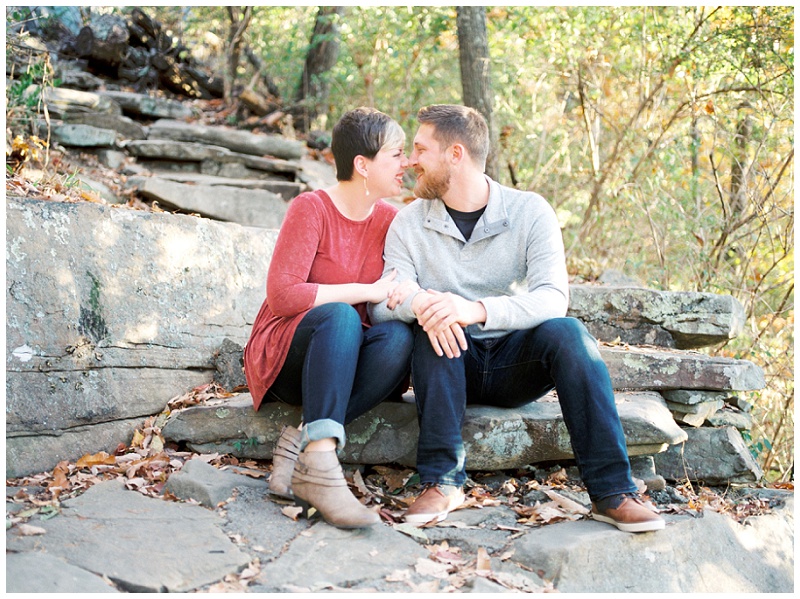 sunset rock chattanooga engagement photography couple at overlook