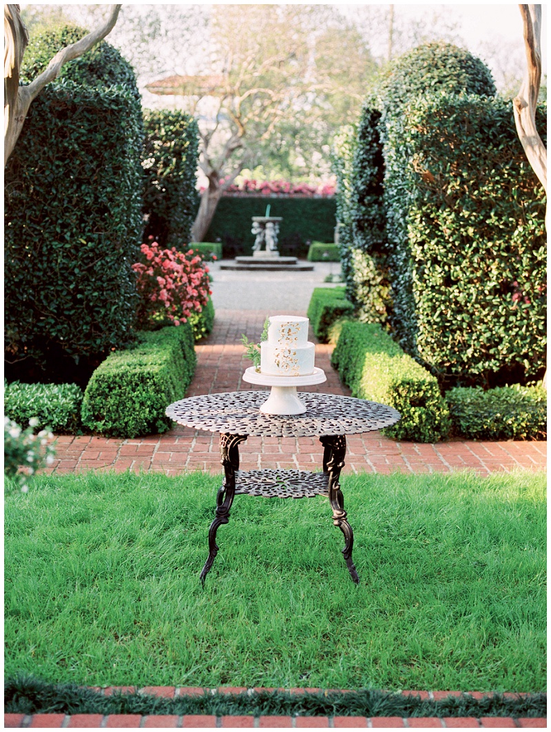wedding cake styling at lush River Oaks Garden Club venue