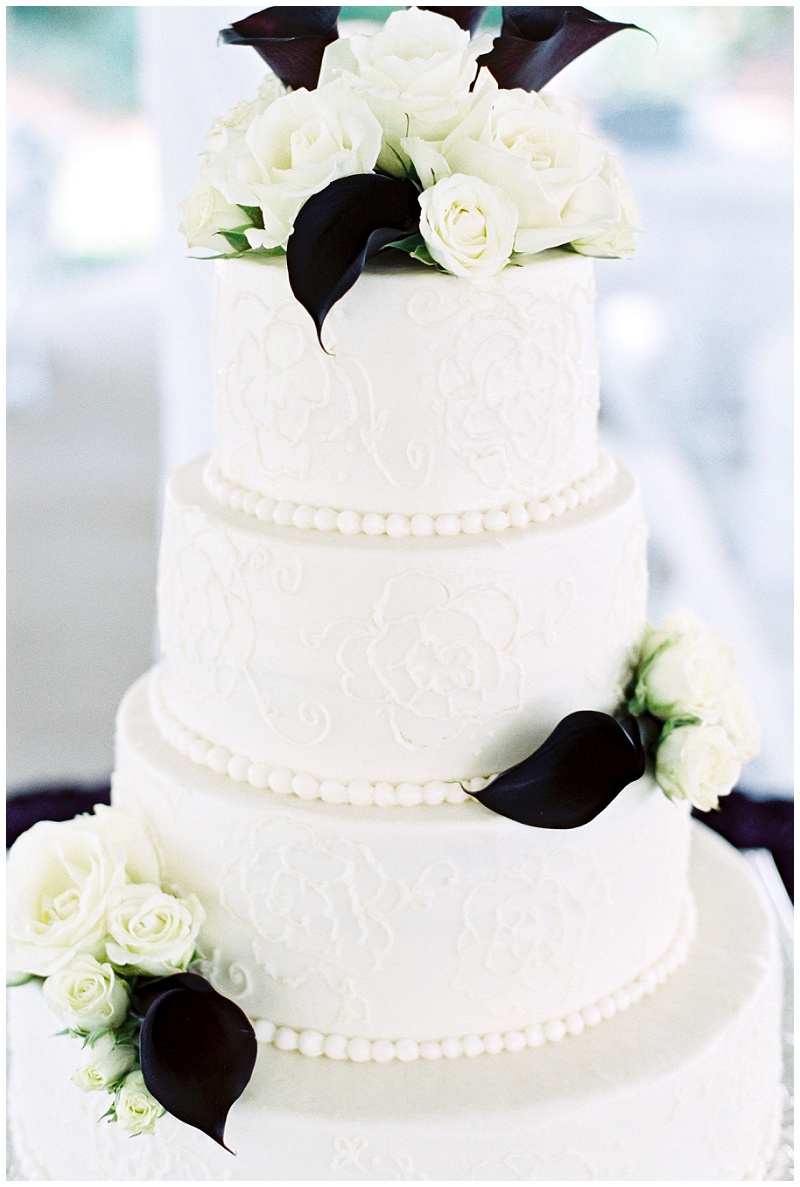 Reception wedding cake at Chateau Selah pavilion