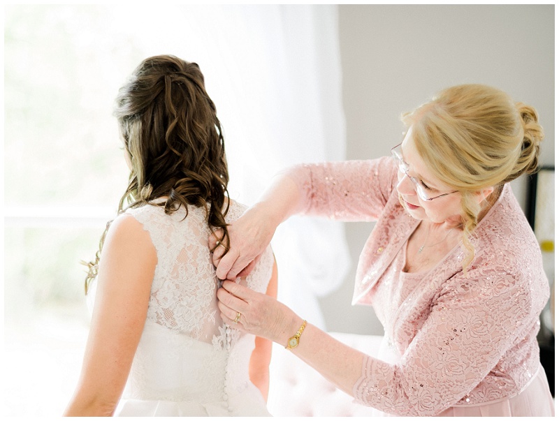 bride getting ready Knoxville TN wedding photographer
