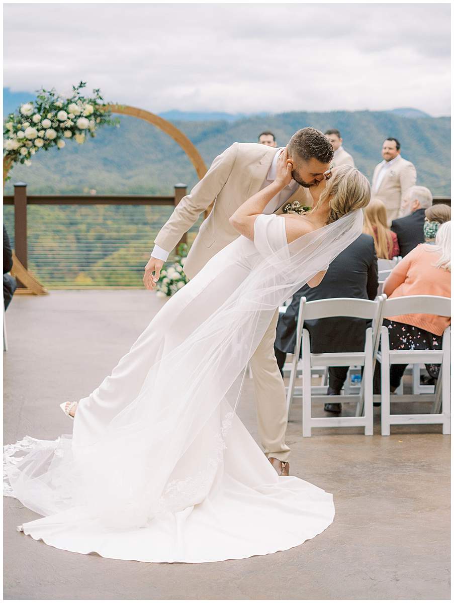 first kiss wedding Pigeon Forge TN first kiss wedding Pigeon Forge TN