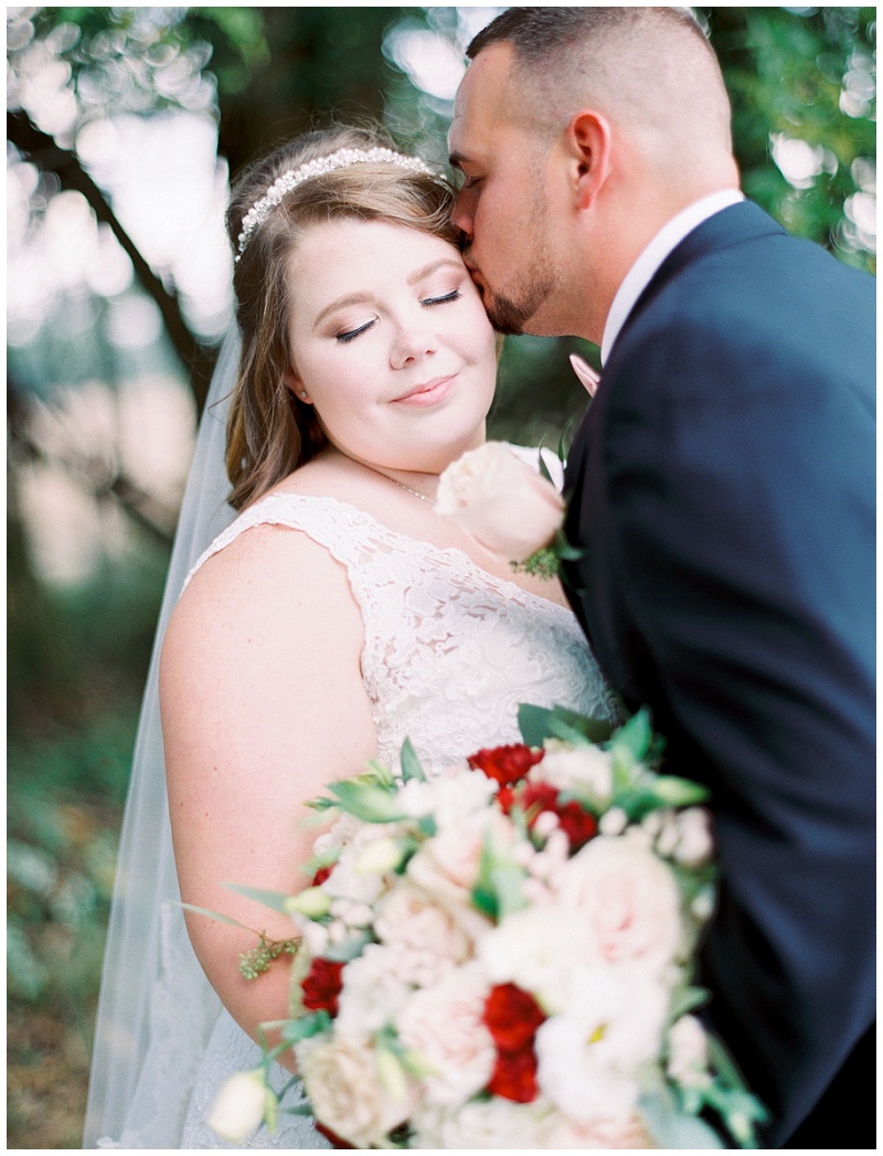bride groom romantic kiss photos