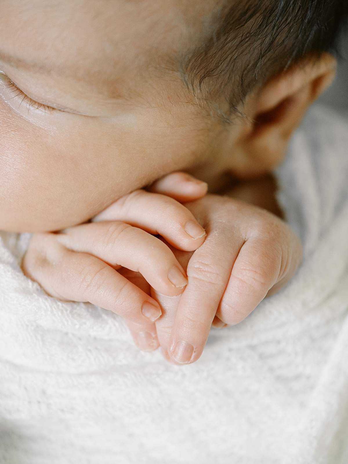 Lifestyle newborn photographer traveling within a two-hour range of Kingsport TN