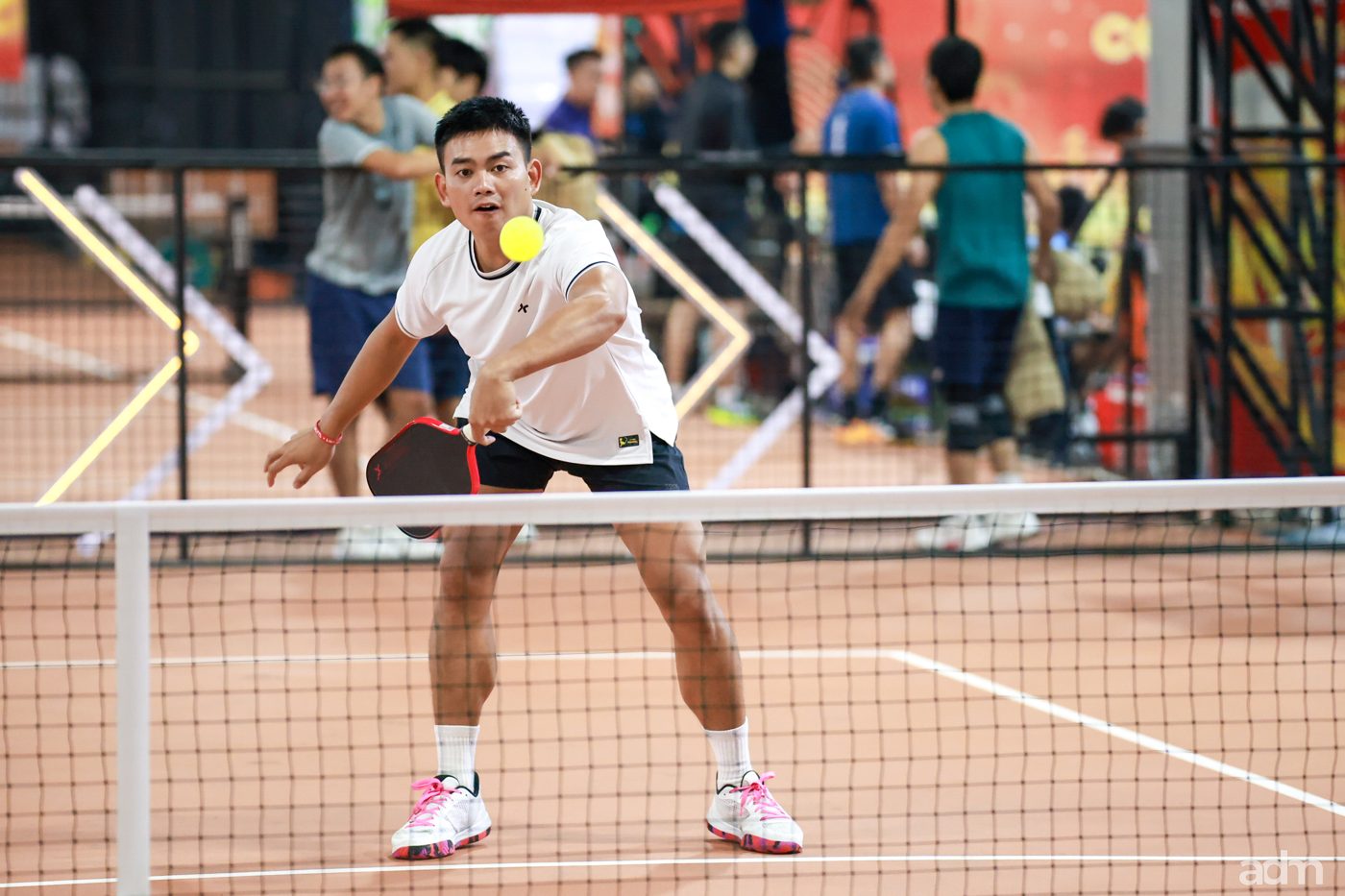 Lương Chí Bảo chơi Pickleball trên sân