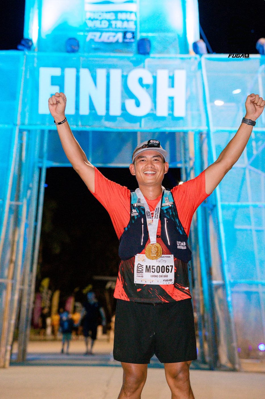 Lương Chí Bảo giơ hai tay ở cổng FINISH Phong Nha Wild Trail