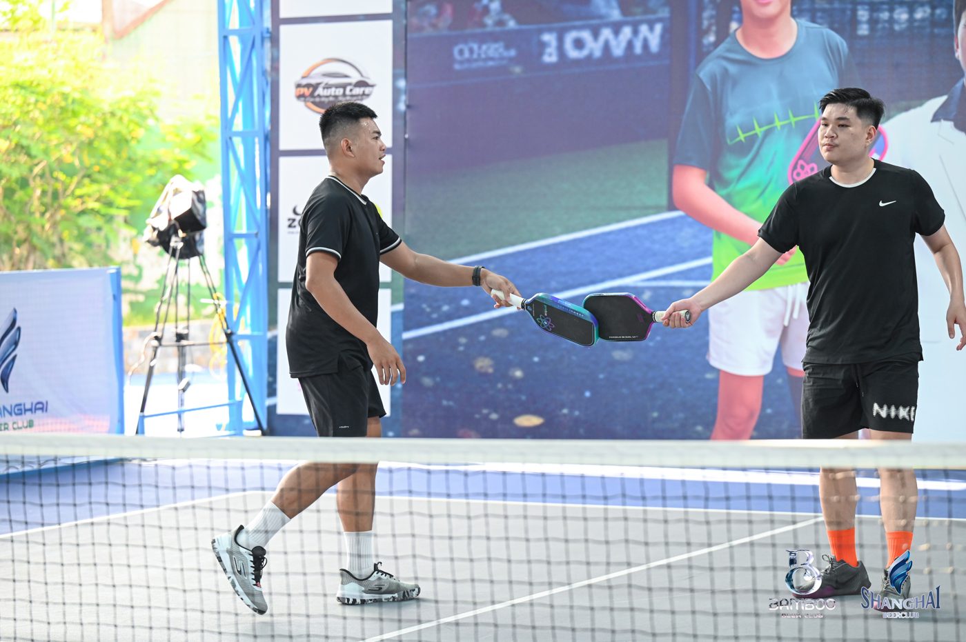 Lương Chí Bảo chạm vợt với đồng đội trong trận đánh đôi Pickleball