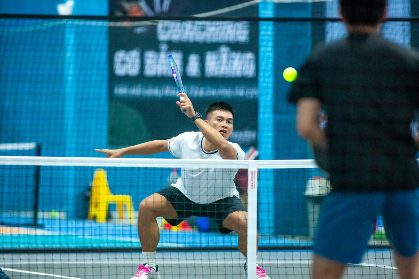 Lương Chí Bảo trong một buổi dạy Pickleball