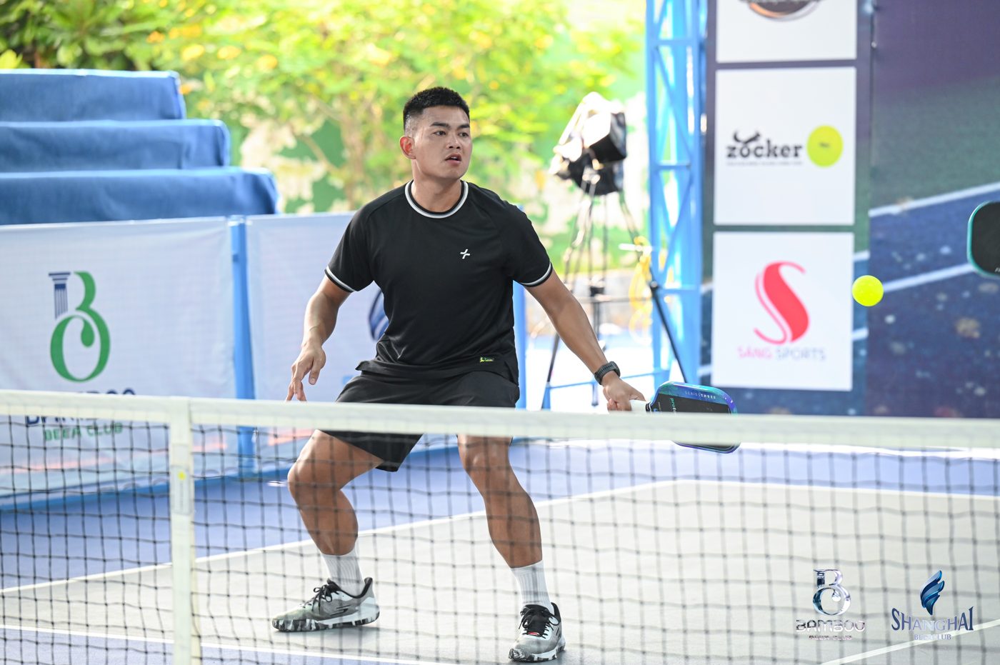 Lương Chí Bảo hạ thấp người chờ bóng sát lưới Pickleball