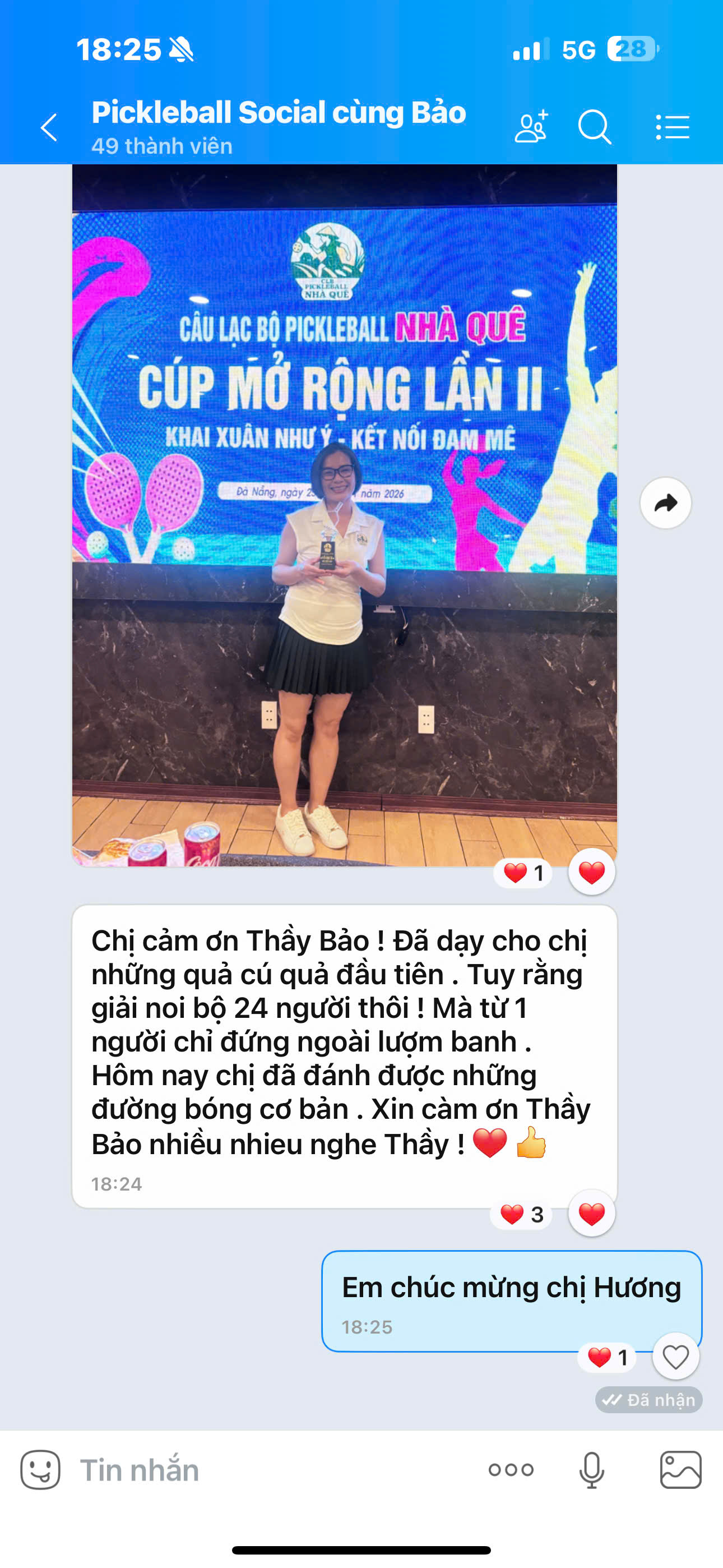 Chị Hương cầm cúp CLB Pickleball Nhà Quê