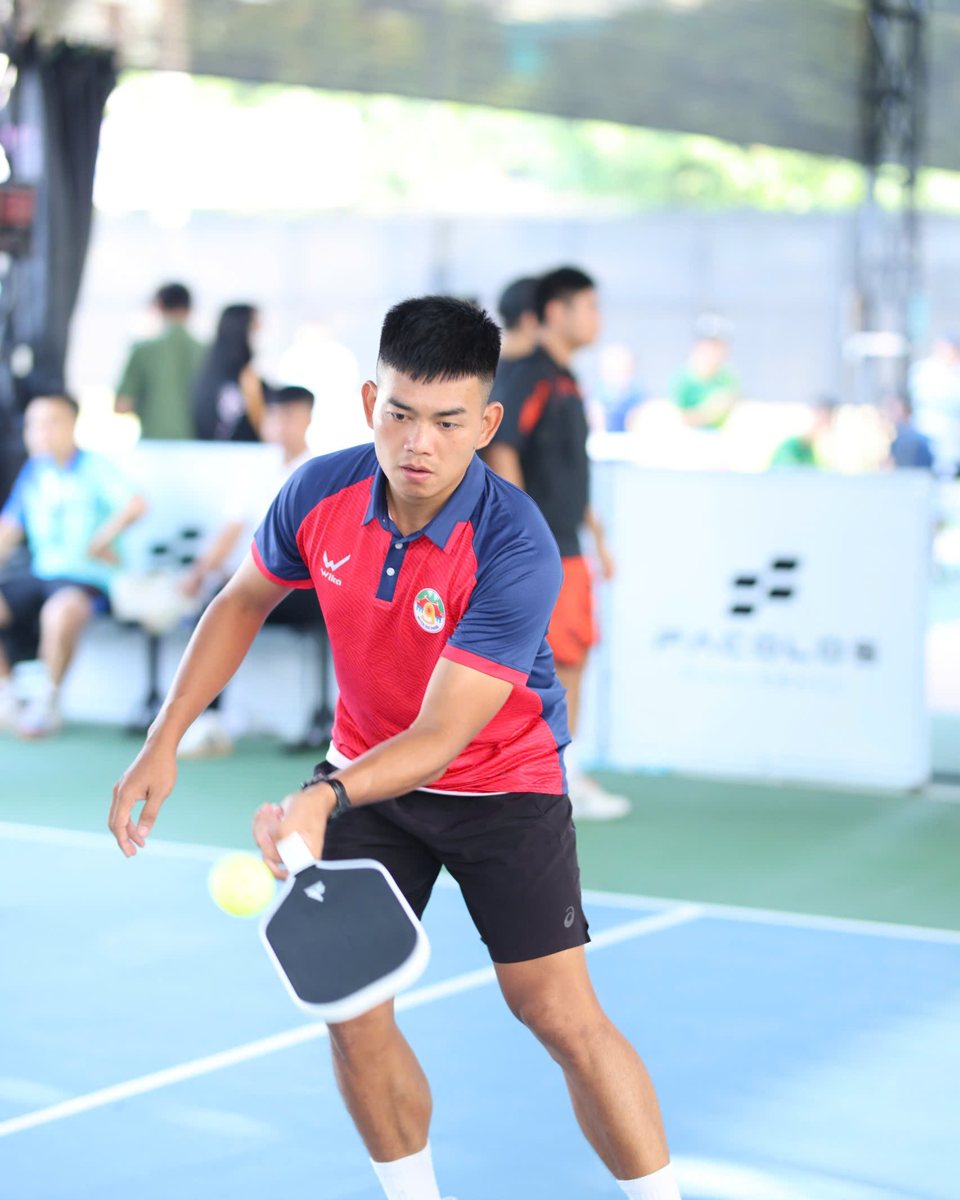 HLV Pickleball Lương Chí Bảo đang thi đấu