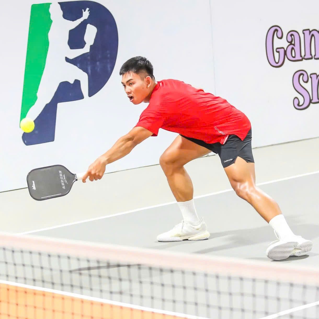 Lương Chí Bảo hạ thấp người, bước chân tới bóng sát lưới