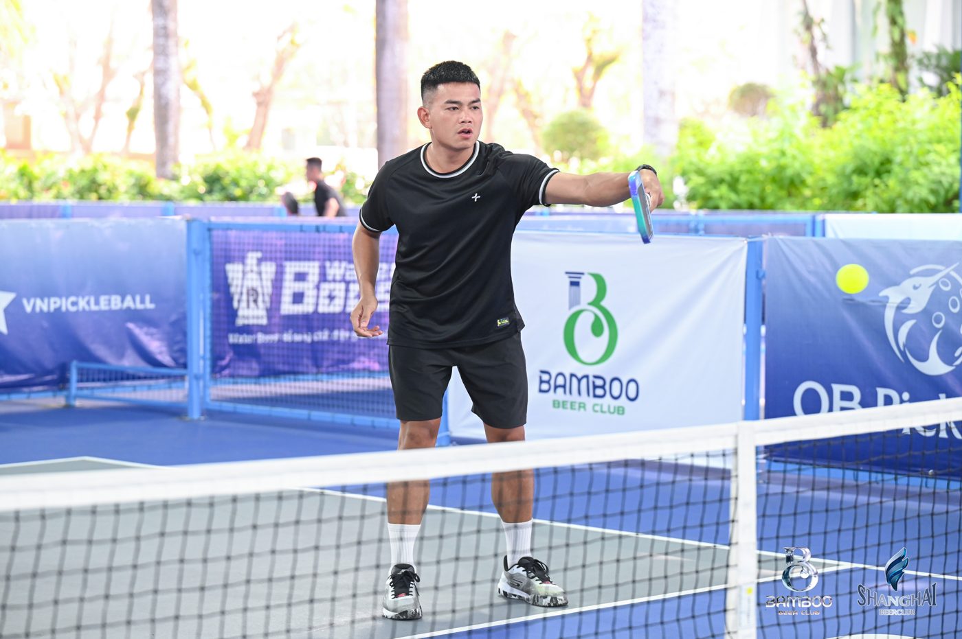 Lương Chí Bảo chơi Pickleball trên sân ngoài trời
